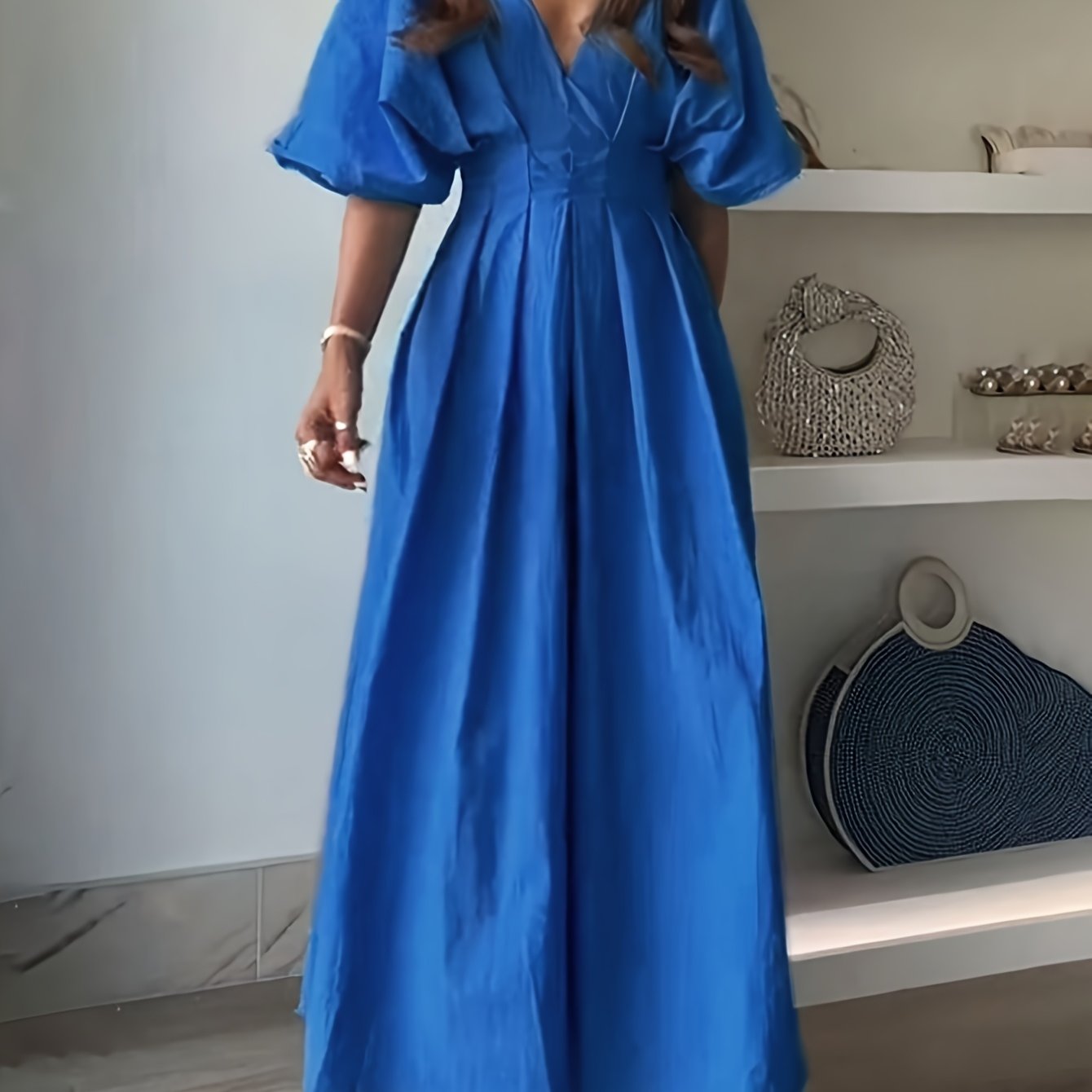 Elegancka Długa Sukienka Maxi – Dekolt w Serek i Plisowane Rękawy Nietoperz