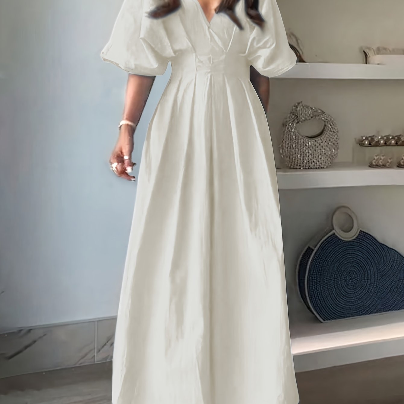 Elegancka Długa Sukienka Maxi – Dekolt w Serek i Plisowane Rękawy Nietoperz