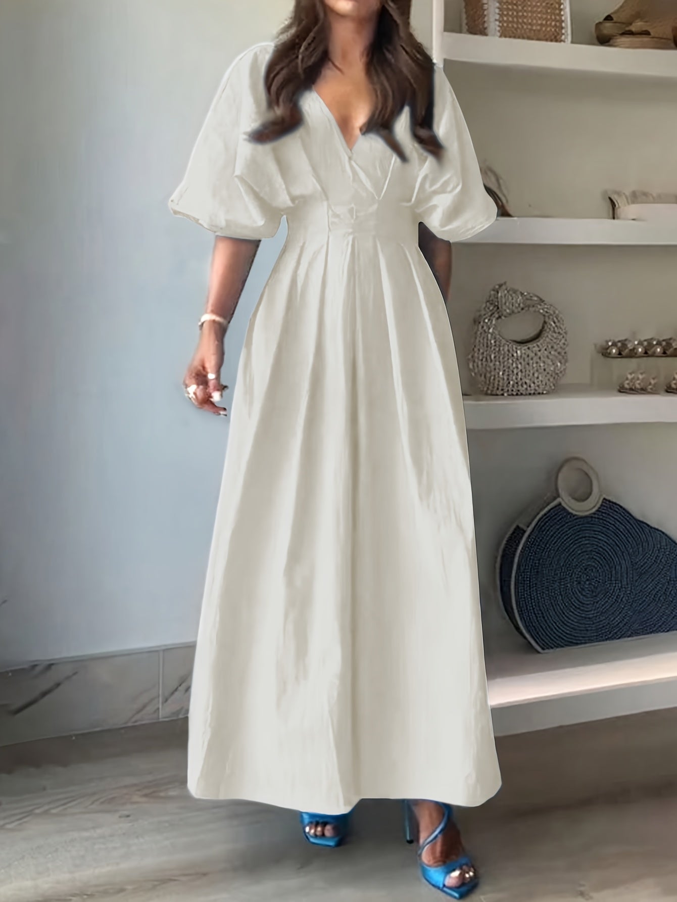 Elegancka Długa Sukienka Maxi – Dekolt w Serek i Plisowane Rękawy Nietoperz