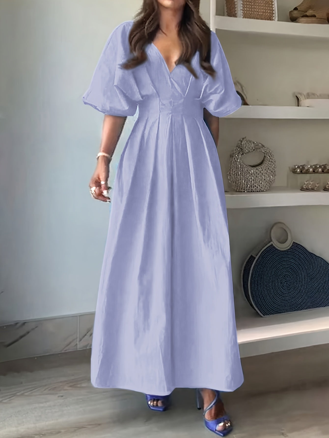 Elegancka Długa Sukienka Maxi – Dekolt w Serek i Plisowane Rękawy Nietoperz