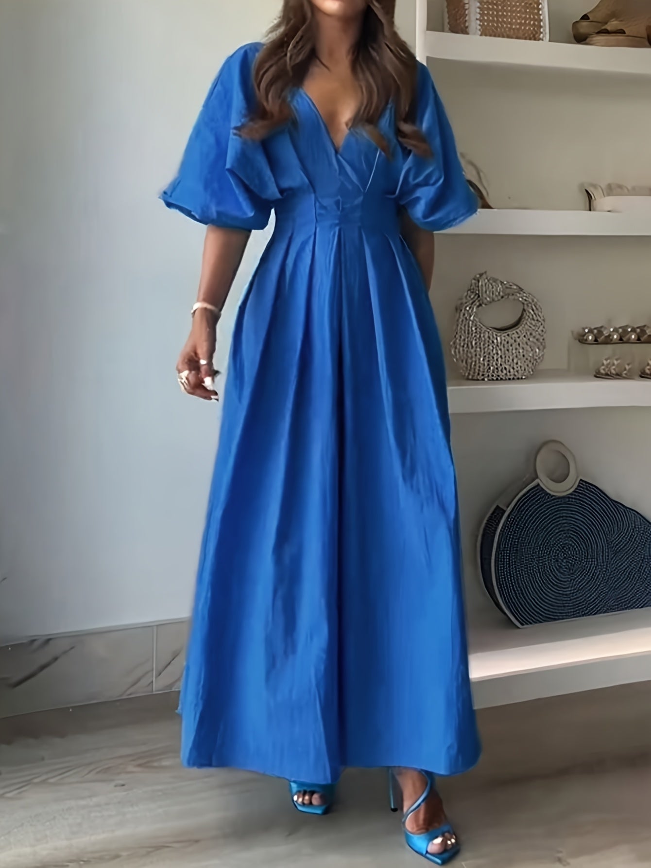 Elegancka Długa Sukienka Maxi – Dekolt w Serek i Plisowane Rękawy Nietoperz