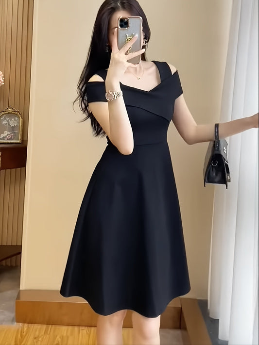 Damska Sukienka Plus Size z Odsłoniętymi Ramionami i Krzyżującymi się Ramiączkami